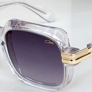 Cazal Square 607/3 002 Clear Frame
Lenses Grey Gradient Unisex
Sunglasses